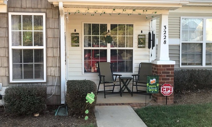 India Hook House | 1 Story Townhome in Rock Hill, close to Charlotte, Lake Wylie, Carowinds & I-77.