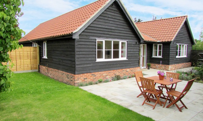 Knodishall Apartment | 1 Suffolk Cottage - sleeps 4 guests in 2 bedrooms