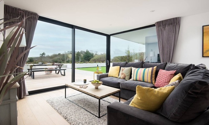 St Abbs Apartment | 1 THE BAY - beach apartment set above the picturesque sands of Coldingham Bay