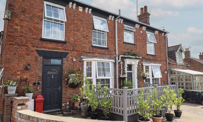 Burgh le Marsh Cottage | 1 THE BAYS, pet friendly, with a garden in Burgh Le Marsh