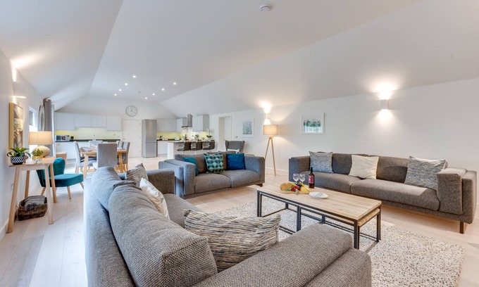 Saxmundham House | 1 Wadd Cottages - Three Bedroom House, Sleeps 6