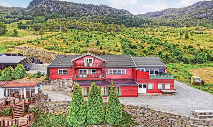 Vindafjord House | 10 bedroom amazing home in ølen