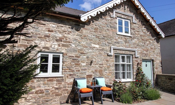 Clun Cottage | 10 BRIDGE STREET, pet friendly, character holiday cottage in Clun