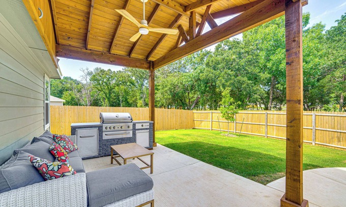 Dallas House | ~ 10 Mi to Dallas Hospitals: Stylish Home w/Yard!