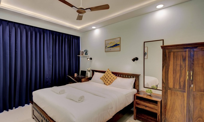 Chicalim Apartment | 10 min from GOI airport! Family sized apartment w/deck. Pool. Sauna. Wi-Fi.