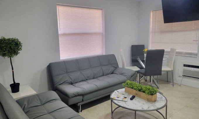 Poinsettia Heights Apartment | 10 MIN TO FLL BEACH★2BR★ with Free Parking & WIFI