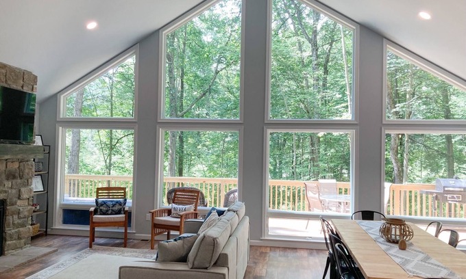 Nesquehoning Cabin | 10 min to Jim Thorpe -Private, new cabin with pond 4 Bedroom, 3 bath, sleeps 10