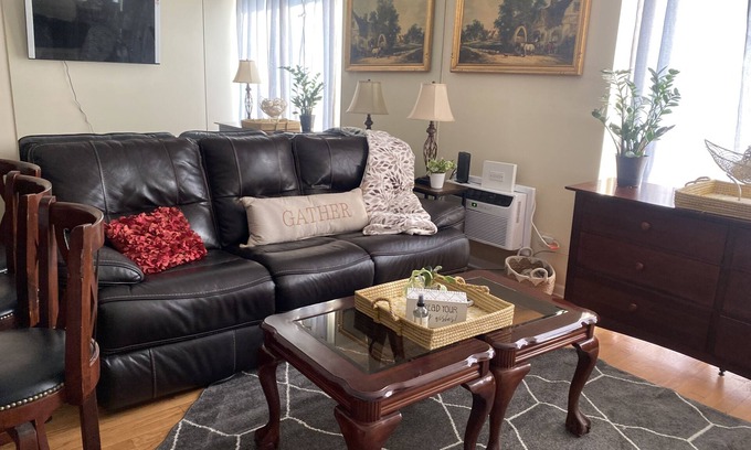 Rosemont Condo | 10 min walk to Stevenson Convention Center