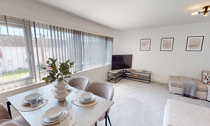 Liverpool Apartment | 10 Mins to Airport | Movie-Ready | W/M | Dishwasher | Free Parking