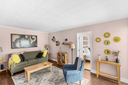 Shannon House | 10 Mins to Legion Field Stadium- Blushing Bungalow