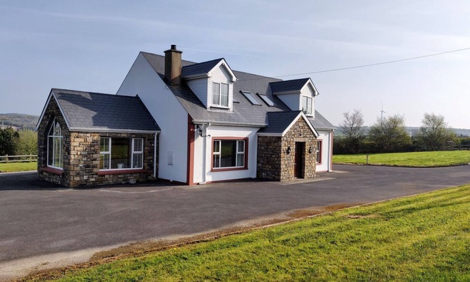 Ballyshannon House | 10 mins to Rossnowlagh, Bundoran - spacious home with outdoor seating, BBQ, play
