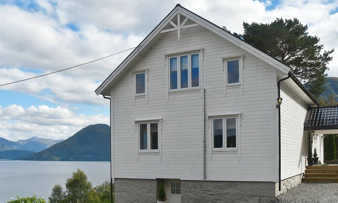 Volda House | 10 person holiday home in Folkestad