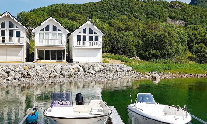 Haram House | 10 person holiday home in Brattvåg