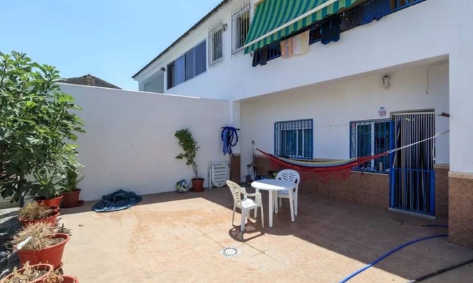 Fuente Vaqueros Apartment | 100 m² Apartment ∙ 3 bedrooms ∙ 6 guests