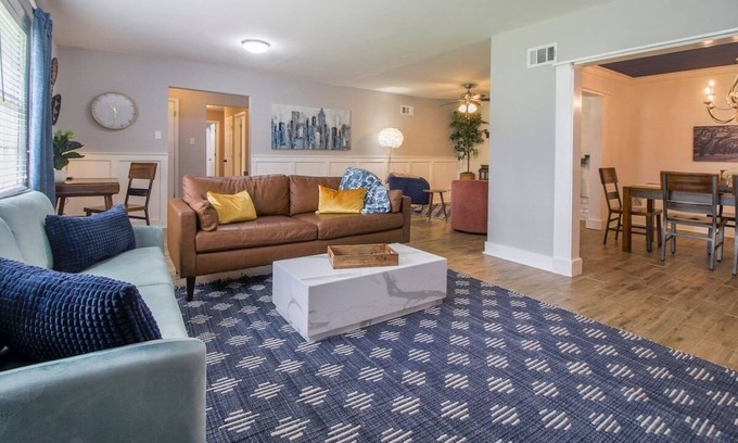 Savannah House | 100" Projector, Marsh Views, Full Coffee Bar, Pool/Ping Pong Game Room
