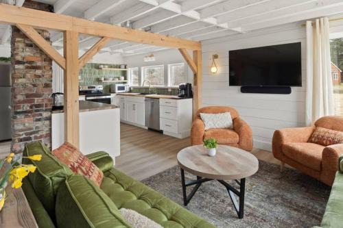 Moscow House | 100% Renovated Stowe Village Farmhouse