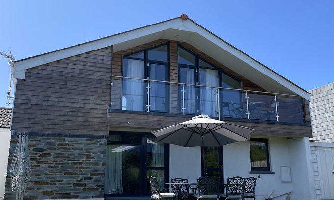 Harlyn House | 100 steps away from beautiful Harlyn Bay Beach!