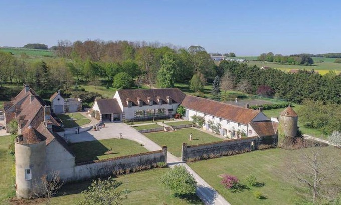 Gy-les-Nonains House | 1000 m² House ∙ 6 bedrooms ∙ 20 guests