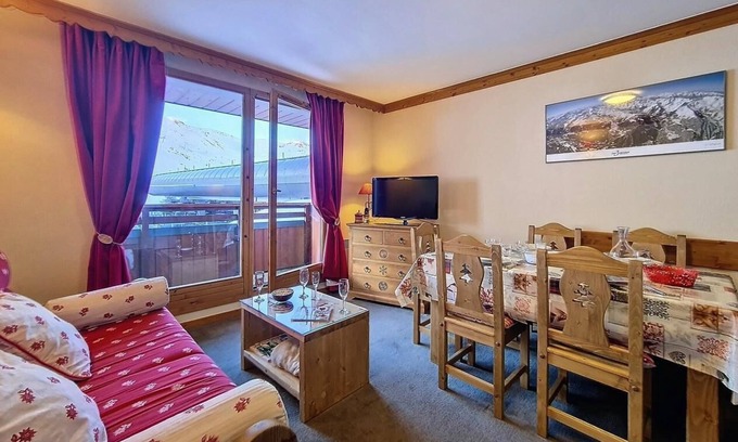 Les Bruyeres Apartment | 100m from shops, 1st floor, balcony, tv, ski locker, 44m², Les Menuires
