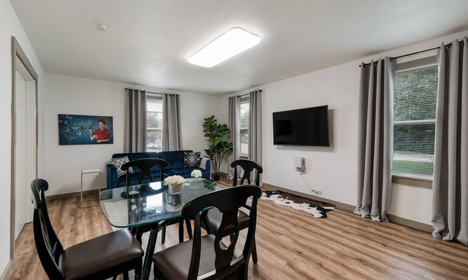 Olmos Park House | 102MAB - 50% OFF Monthly rental : NEW Cozy 1BR Apt in SA