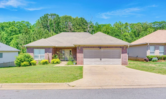 Little Rock House | 11 Mi to Dtwn Little Rock: Home w/Large Deck!