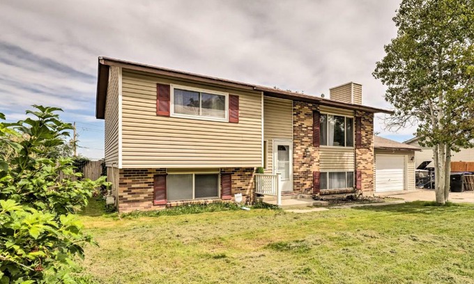 Magna House | 11 Mi to Great Salt Lake Magna Getaway!