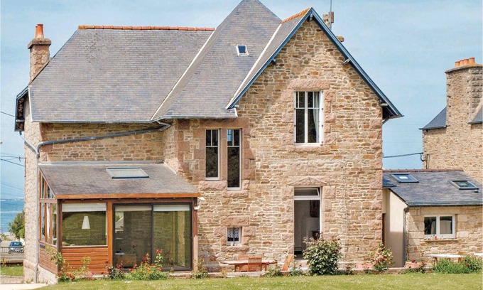 Tredrez-Locquemeau House | 110 m² House ∙ 3 bedrooms ∙ 6 guests