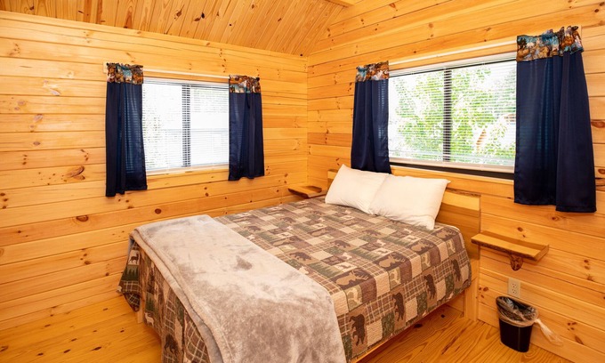 Logan Cabin | 114) Pelican Log Cabin. Close to Hocking Hills State Park and more!