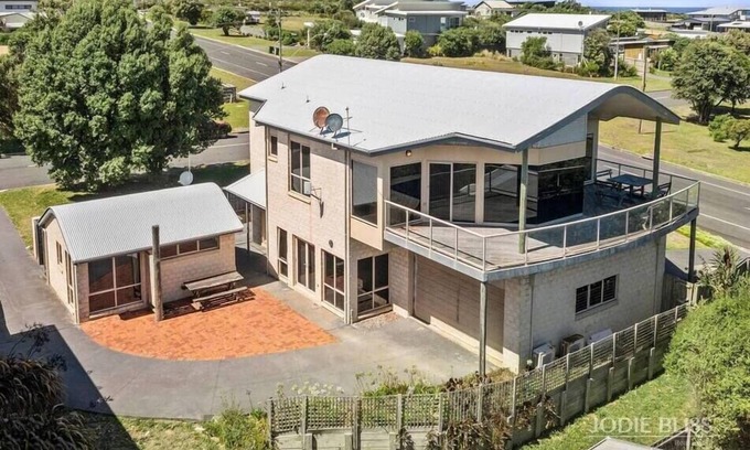 Port Campbell House | 12 Apostles Beach House; with ocean & valley views