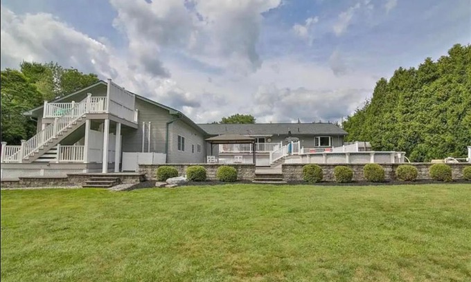 Reeders House | 12 Guest Villa Hot Tub With Large Backyard