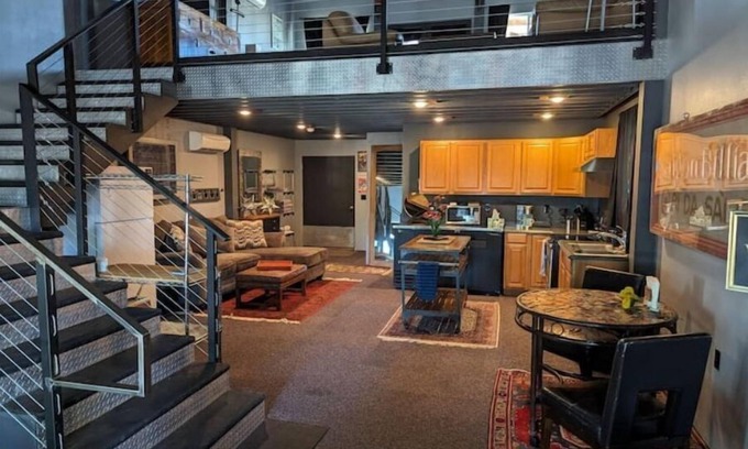 Cheney House | 1200 sq/ft loft home. huge deck. Private jacuzzi.