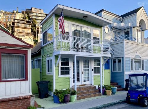 Avalon House | 124CL 124 Claressa Ave