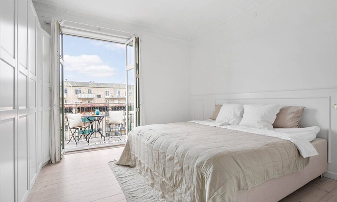 Strandvejen Condo | 125 m2 luxury in Hellerup with balcony & fireplace
