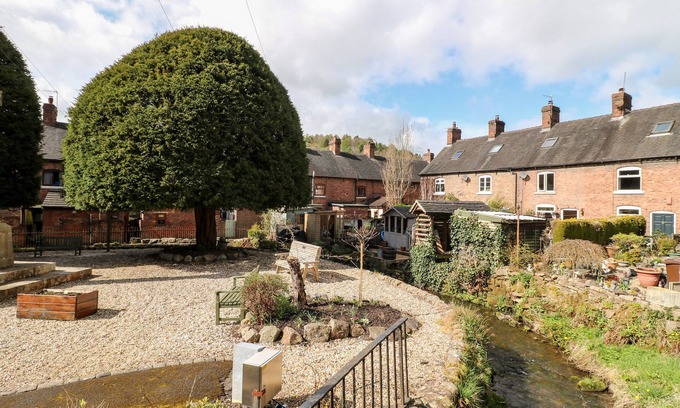 Oakamoor Cottage | 13 THE SQUARE, pet friendly, with open fire in Oakamoor