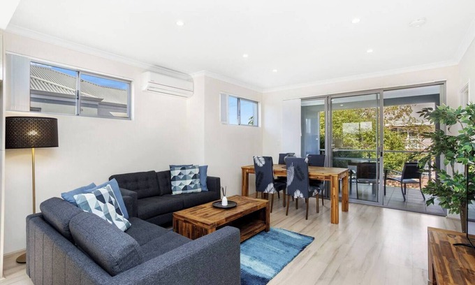 North Perth Apartment | 134 North Perth Nest high quality perfect location 4 people +parking