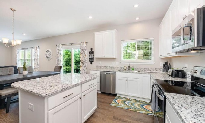 Otterbien Home House | 1344 soaring way NEW Cheerful 5 bedroom home in quiet suburban area