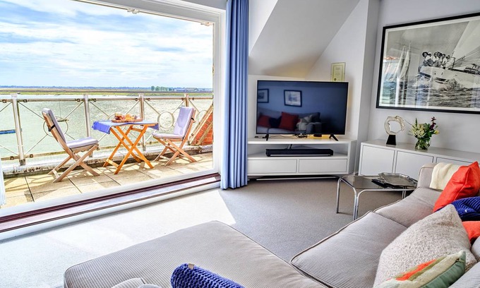 Burnham-on-Crouch Apartment | 135 m² Apartment ∙ 3 bedrooms ∙ 5 guests