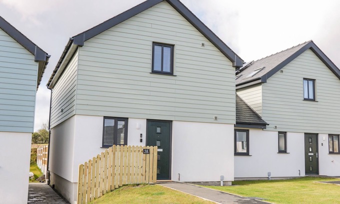 Brynteg Cottage | 14 PARC DELFRYN, pet friendly, with a garden in Benllech