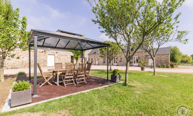 Montsurvent House | 144 m² Gîte ∙ 4 bedrooms ∙ 8 guests