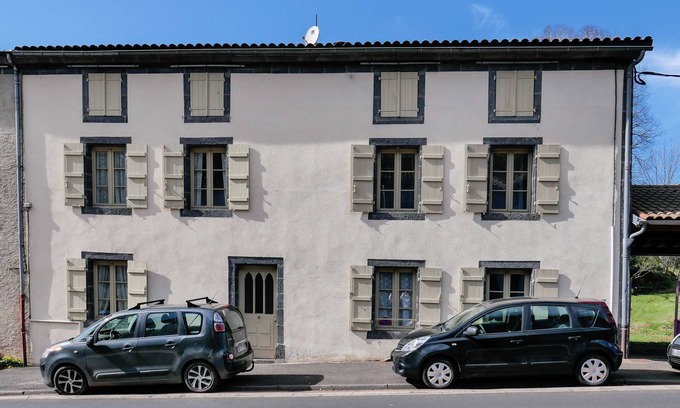 Pontgibaud House | 15 minutes from Vulcania, large family house with garden, Gîte Côté Jardin
