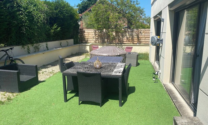 Noisiel House | 15 mn Paris et 15 mn Disney 3 mn JO Vaires 3 ch Terrasse bbq Baignoire Jacuzzi