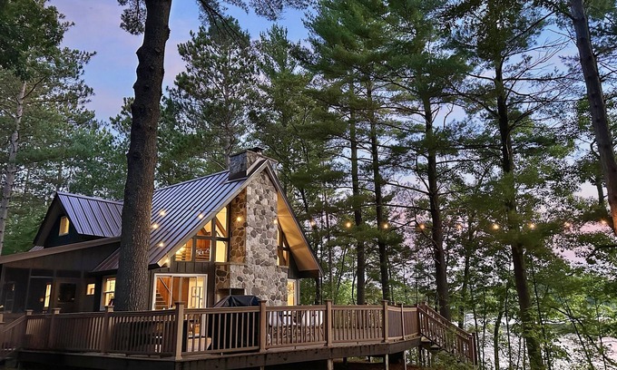Oxford Ski Chalet | 15% Off September Stays - Lakefront Chalet: Dock, Close to WI Dells, Coffee Bar