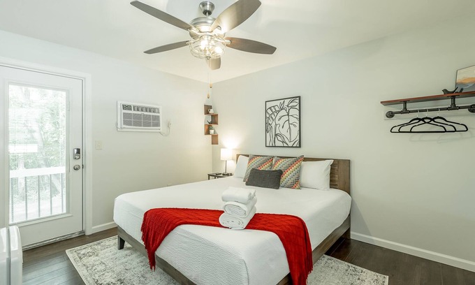 Lookout Valley Neighborhood Association Cabin | 15: The Alvar Room - A PMI Scenic City Vacation Rental