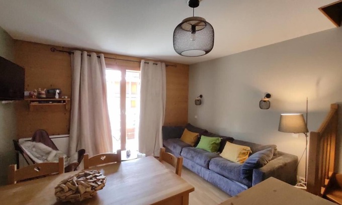 Les Claux Apartment | 150m from ski slopes, 2nd floor, view mountain, swimming pool, balcony, parking, tv, ski locker