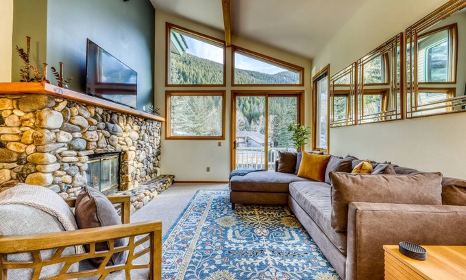 Warm Springs Condo | 175 m² Condo ∙ 2 bedrooms ∙ 8 guests