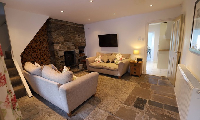 Nantgarw Cottage | 17th Century cottage with mountain views on the outskirts of Cardiff