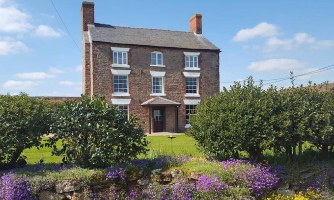 Alberbury Bed & Breakfast | 17th Century Shropshire Farmhouse - Scary Room