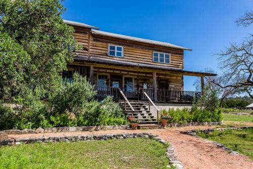 Hunt House | 1800's Antique Log Cabin with Modern Amenities near Fredericksburg and Kerrville, Texas