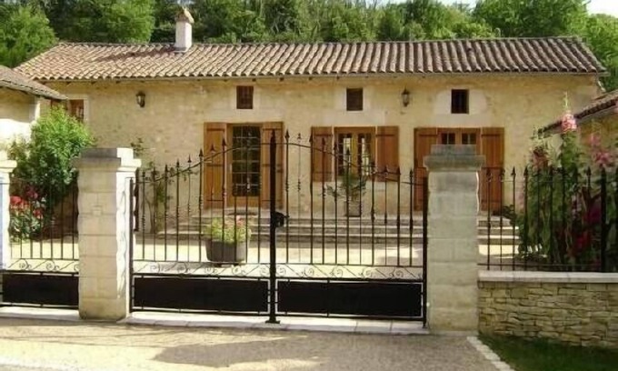 Chateau-l'Eveque House | 18th century farmhouse, fully renovated, well-equipped, pets welcome.