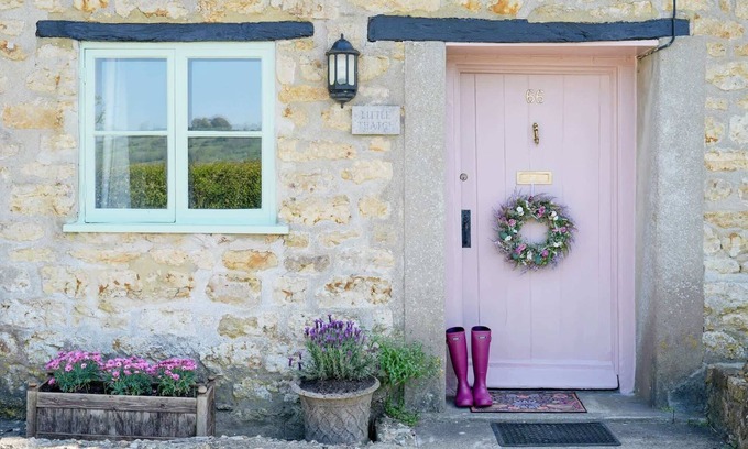 Beaminster House | 18th Century Thatched Cottage, Parking & Garden